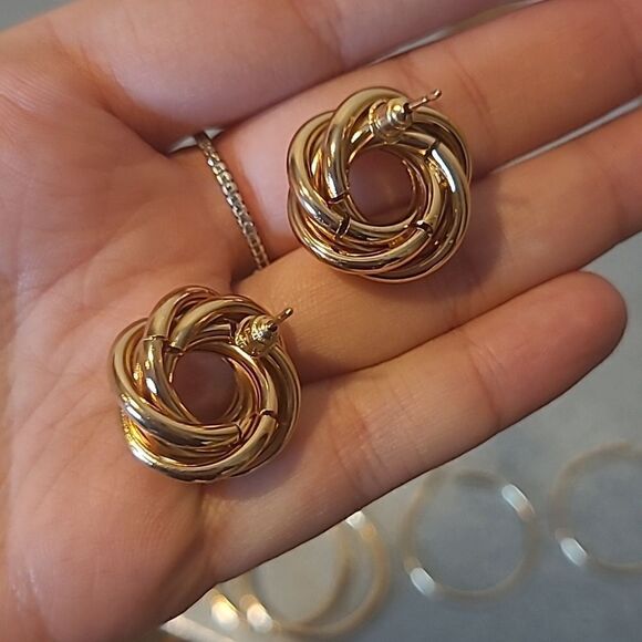 3/$16🎁 Twisted Gold Circle Earrings in Gold Alloy - Picture 6 of 7